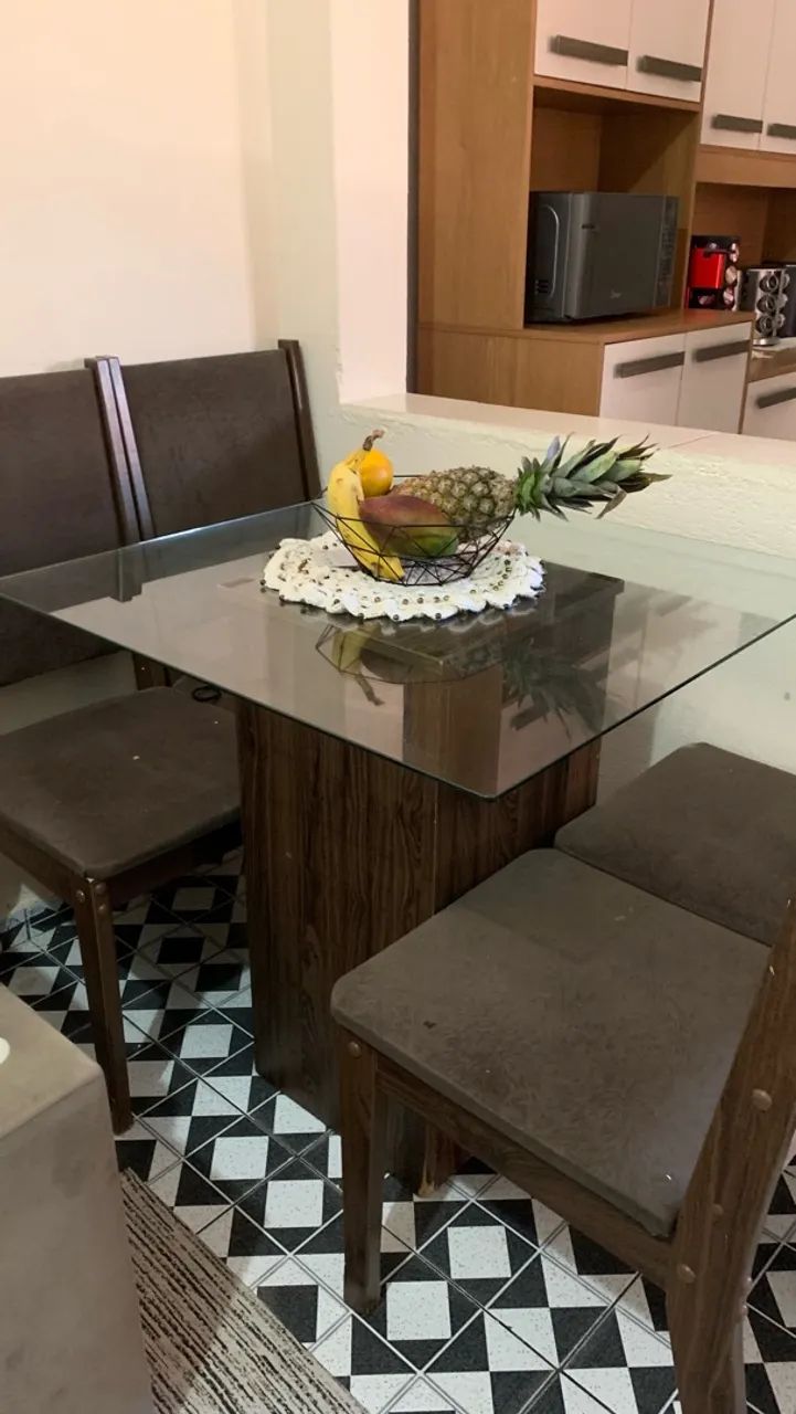 Mesa de vidro + 4 cadeiras