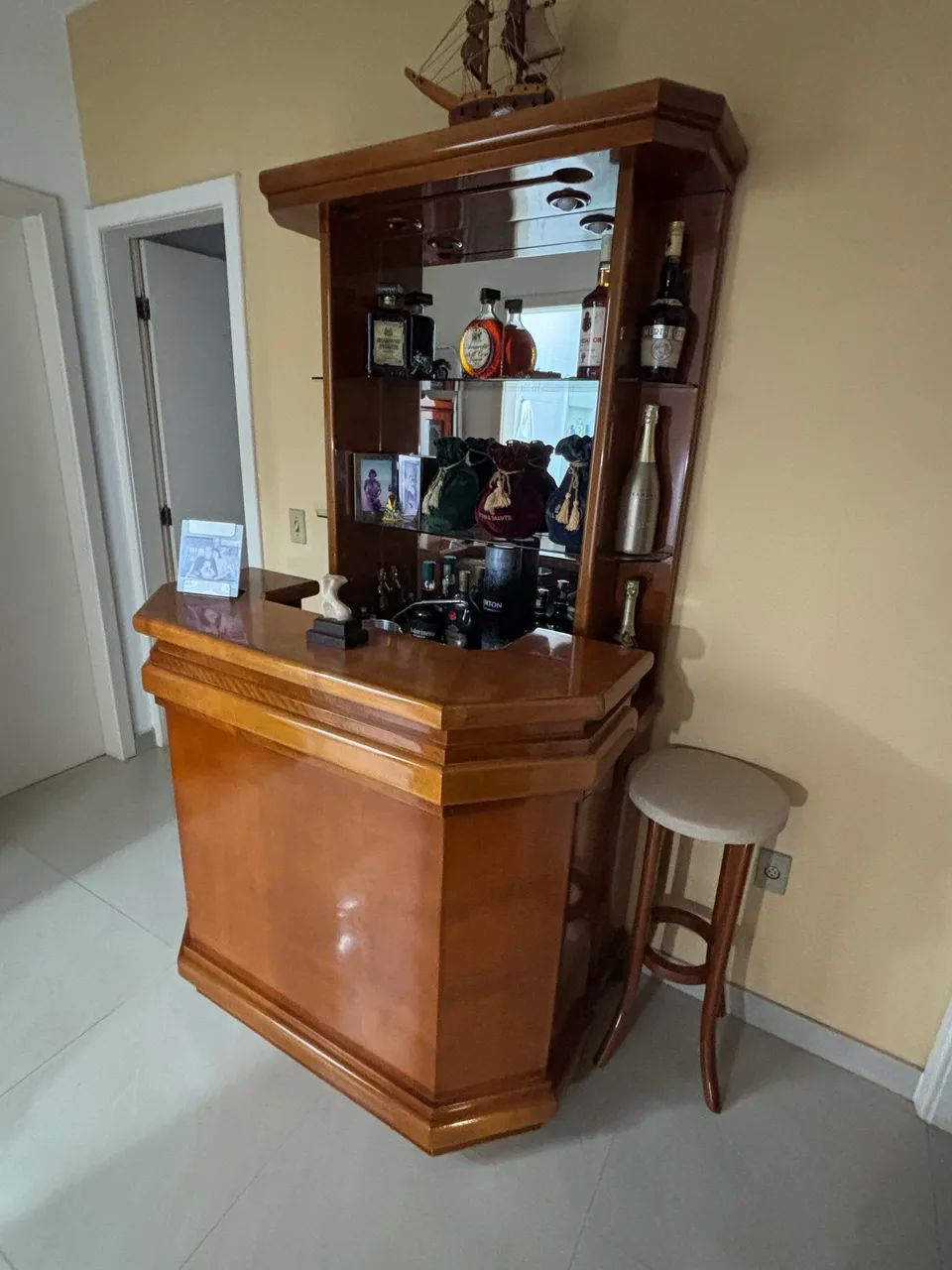 Bar em madeira com banquetas 