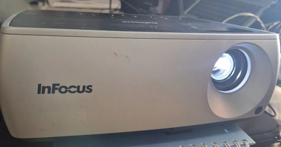 Projetor de dados DLP desktop multimídia modelo InFocus IN2104EP