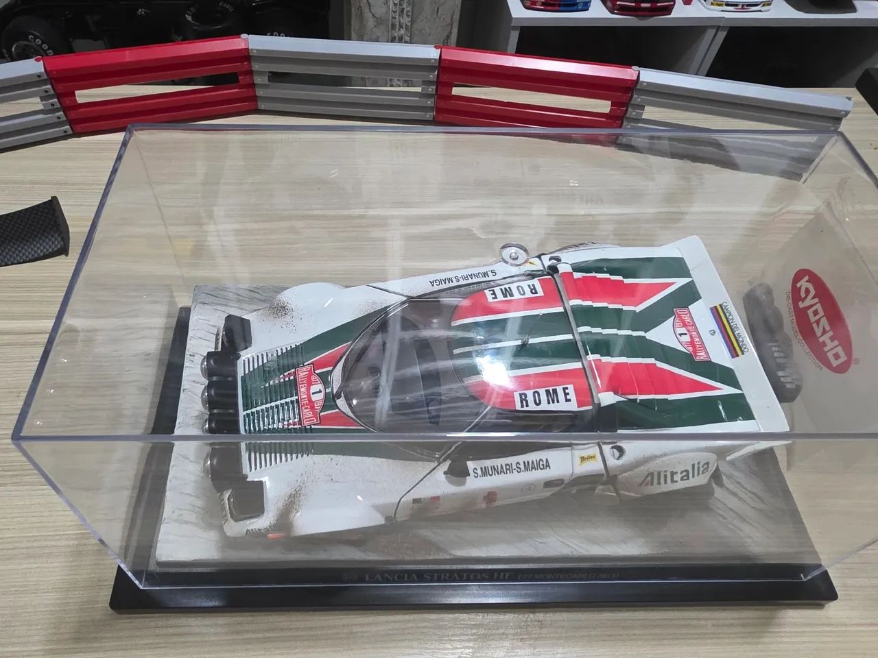 Miniatura 1.18 c diorama e pilotos rally Lancia Stratos HF campeão