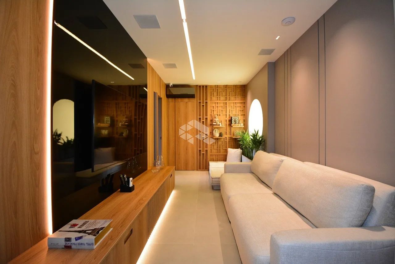 APARTAMENTO DE 2 SUÍTES COM SACADA E CHURRASQUEIRA À VENDA NO CENTRO DE FLORIANÓPOLIS