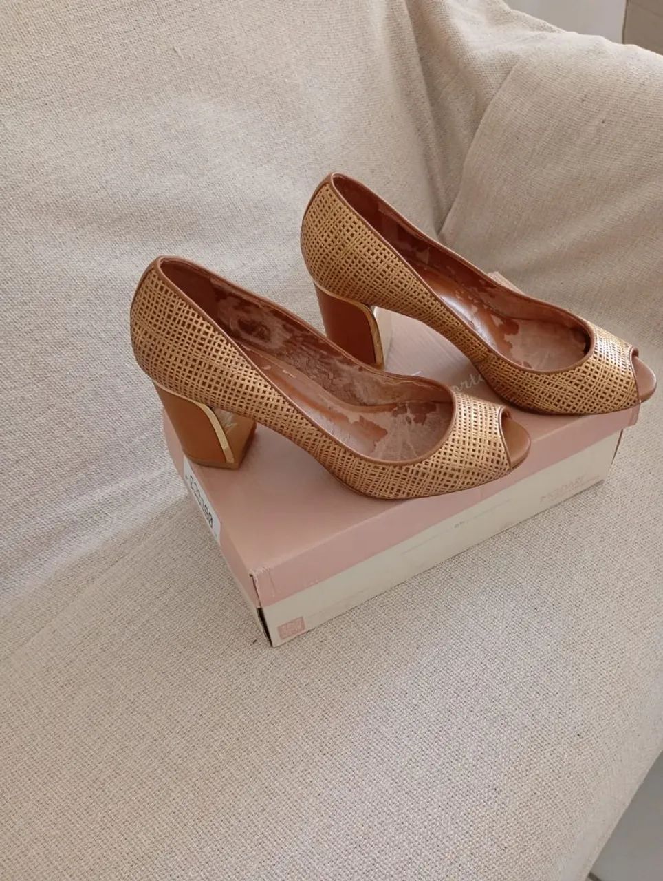 Scarpin dourado Luz da Lua