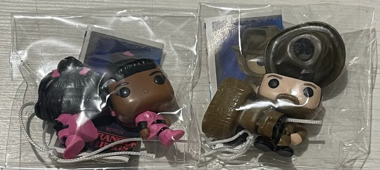 Kinder joy stranger things Erica e Hopper