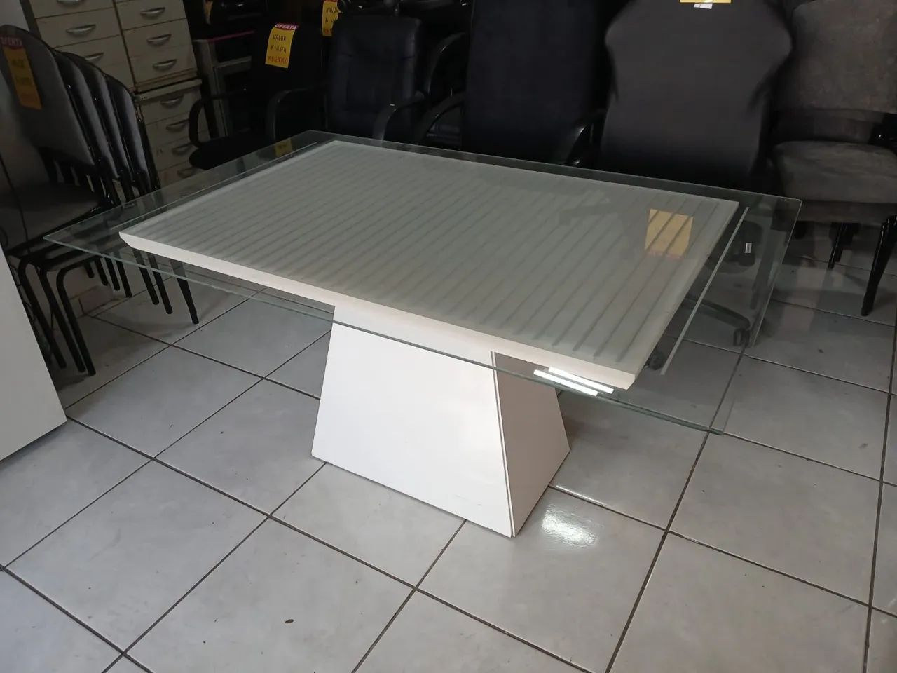 Mesa de jantar com tampo de vidro base de madeira semi nova conservada
