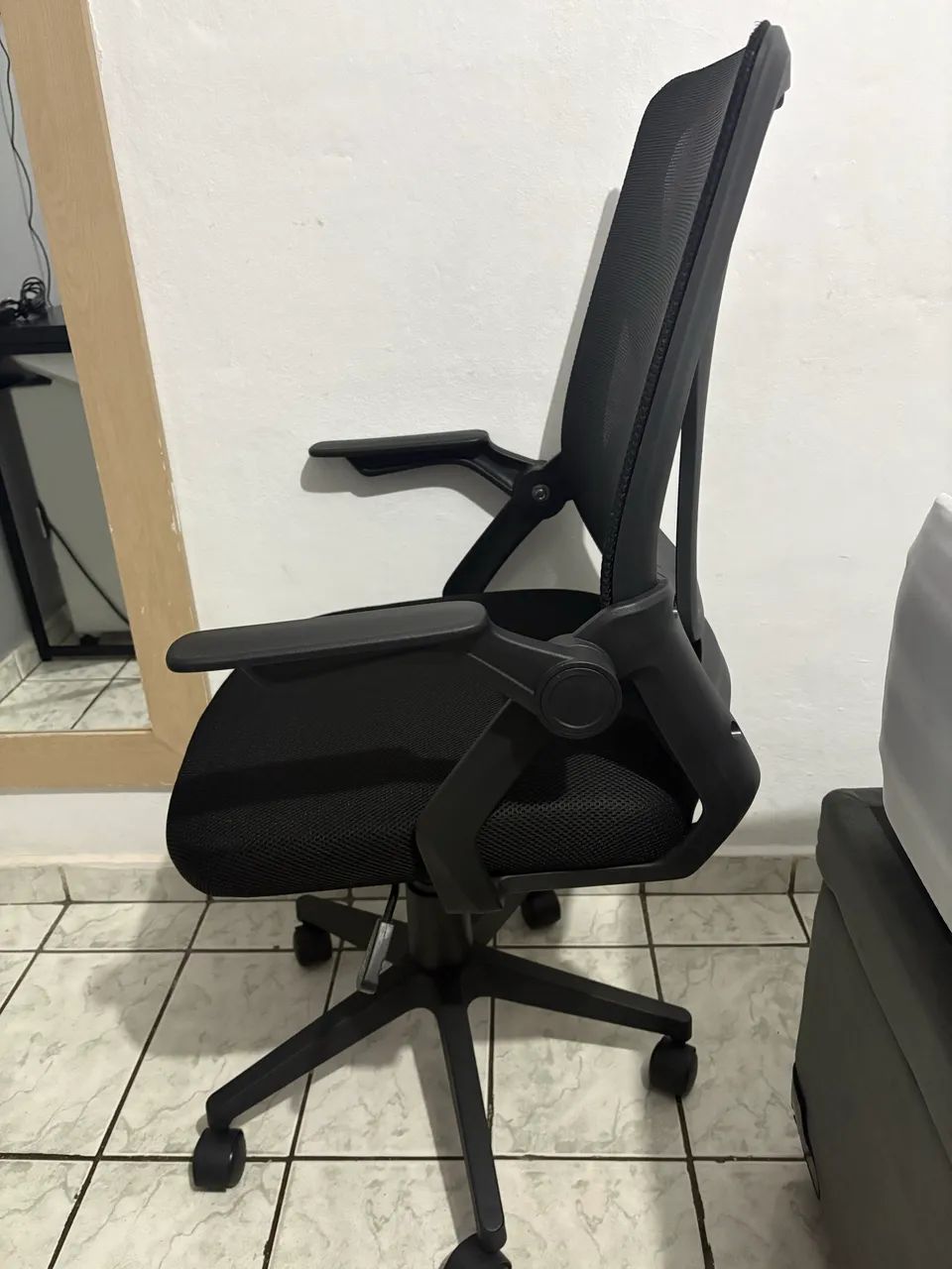 Cadeira Escritório Ergonômica Preta Mesh - Giratória com Braços