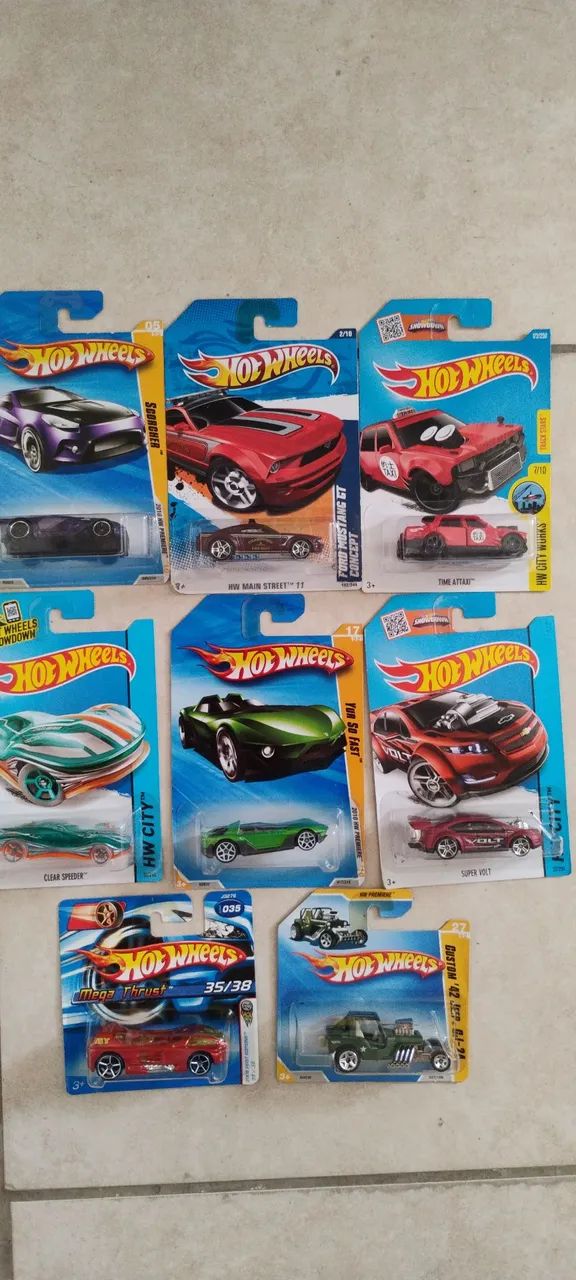 Hot Wheels lacrados de diversos anos 