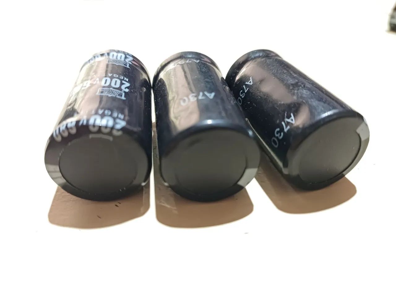 3 capacitores eletrolíticos  Nippon Chemi-Con, série RMG.  - Foto 2