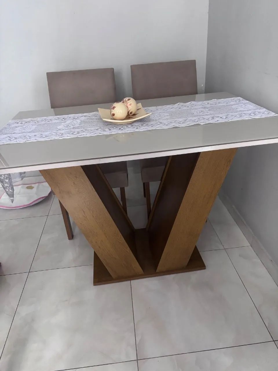 Mesa de jantar com tampo de vidro e 4 cadeiras  - Foto 3