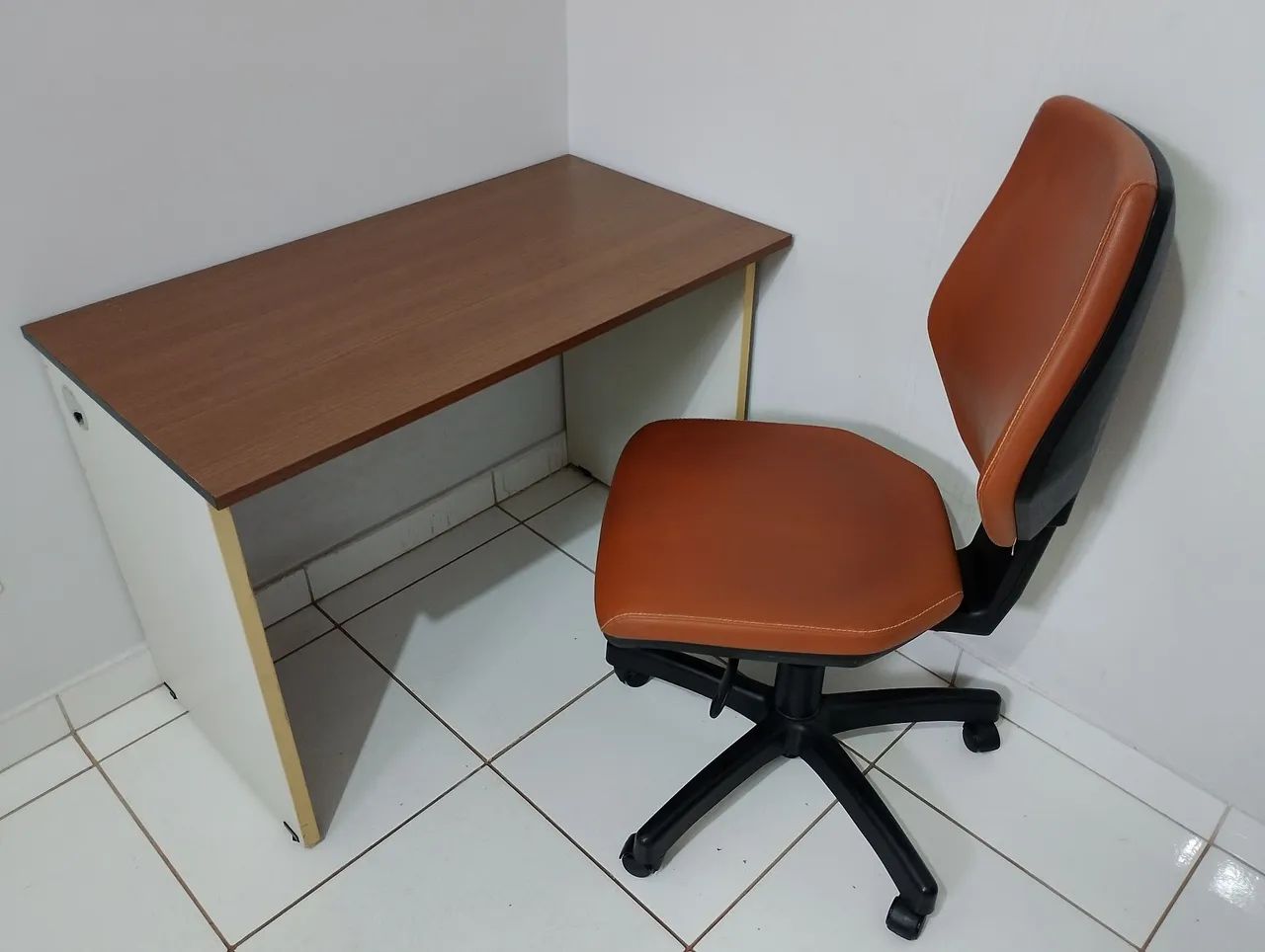 Mesa para escritório com cadeira executiva 