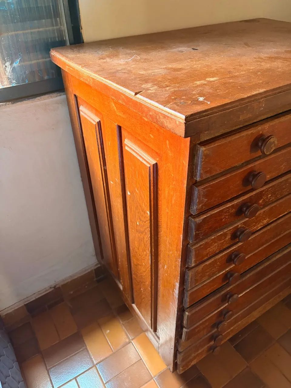VENDO CÔMODA DE MADEIRA MACIÇA PURA - Foto 3