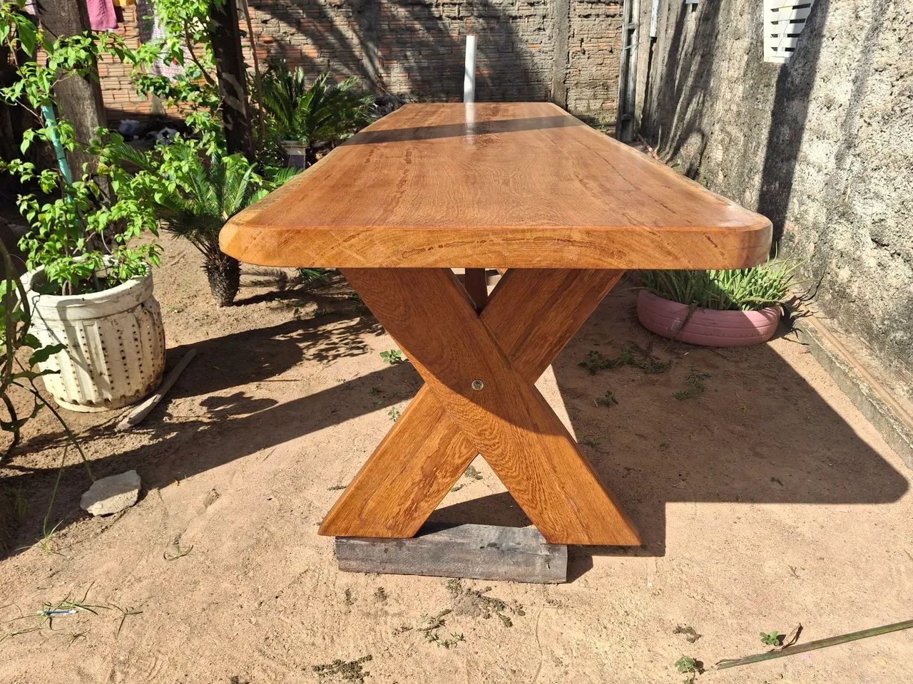 Mesa Angelin medindo  3 metros por 85