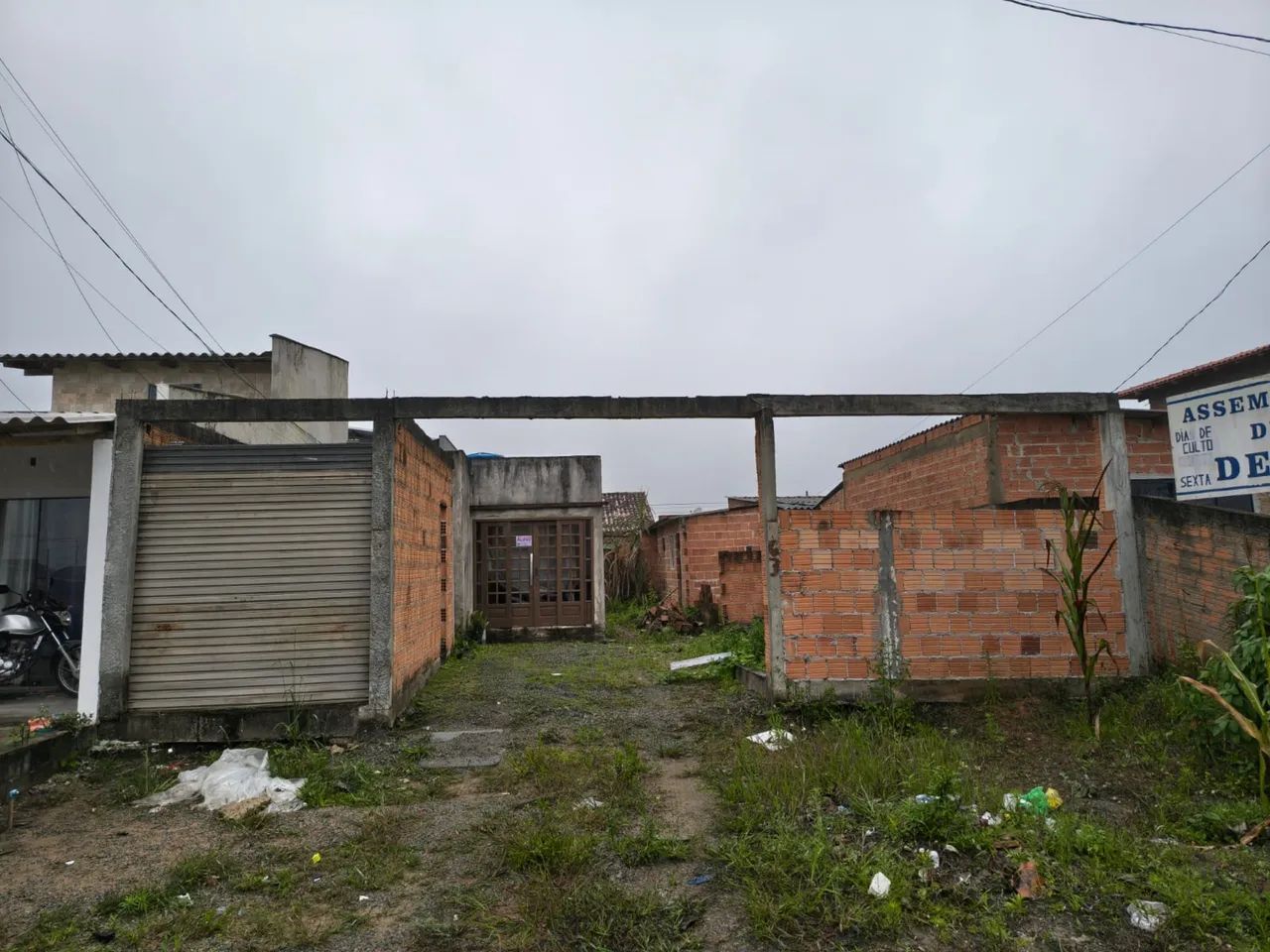 Vendo terreno com duas Kitnets e sala comercial 