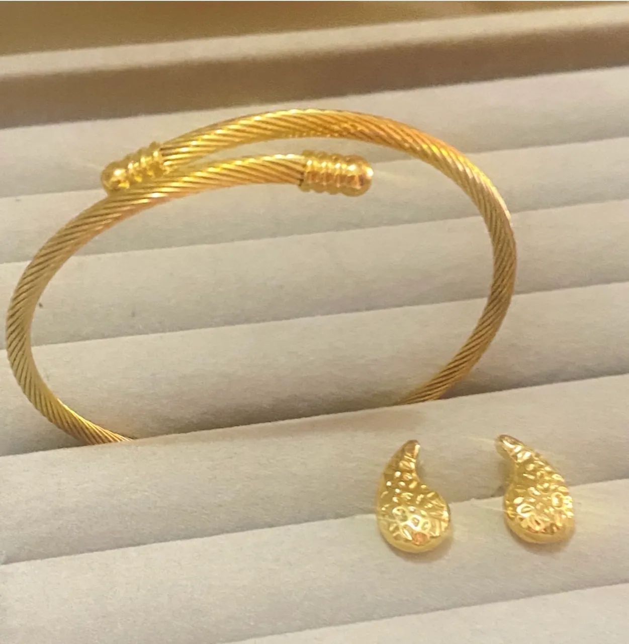 Jogo pulseira bracelete e brincos gotas 