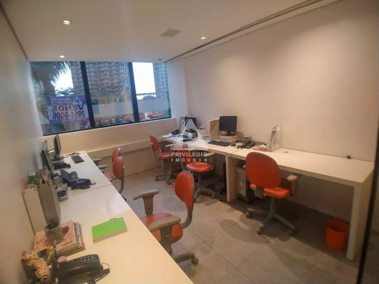 Sala Comercial no Centro Comercial de São Conrado  Pronta para Usar!