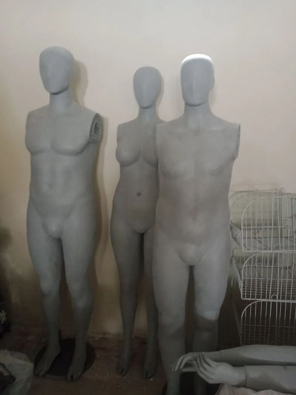 3 manequim 2 masculino e 1 feminino 