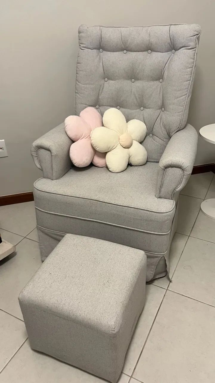 Poltrona amamentação de balanço + puff em linho