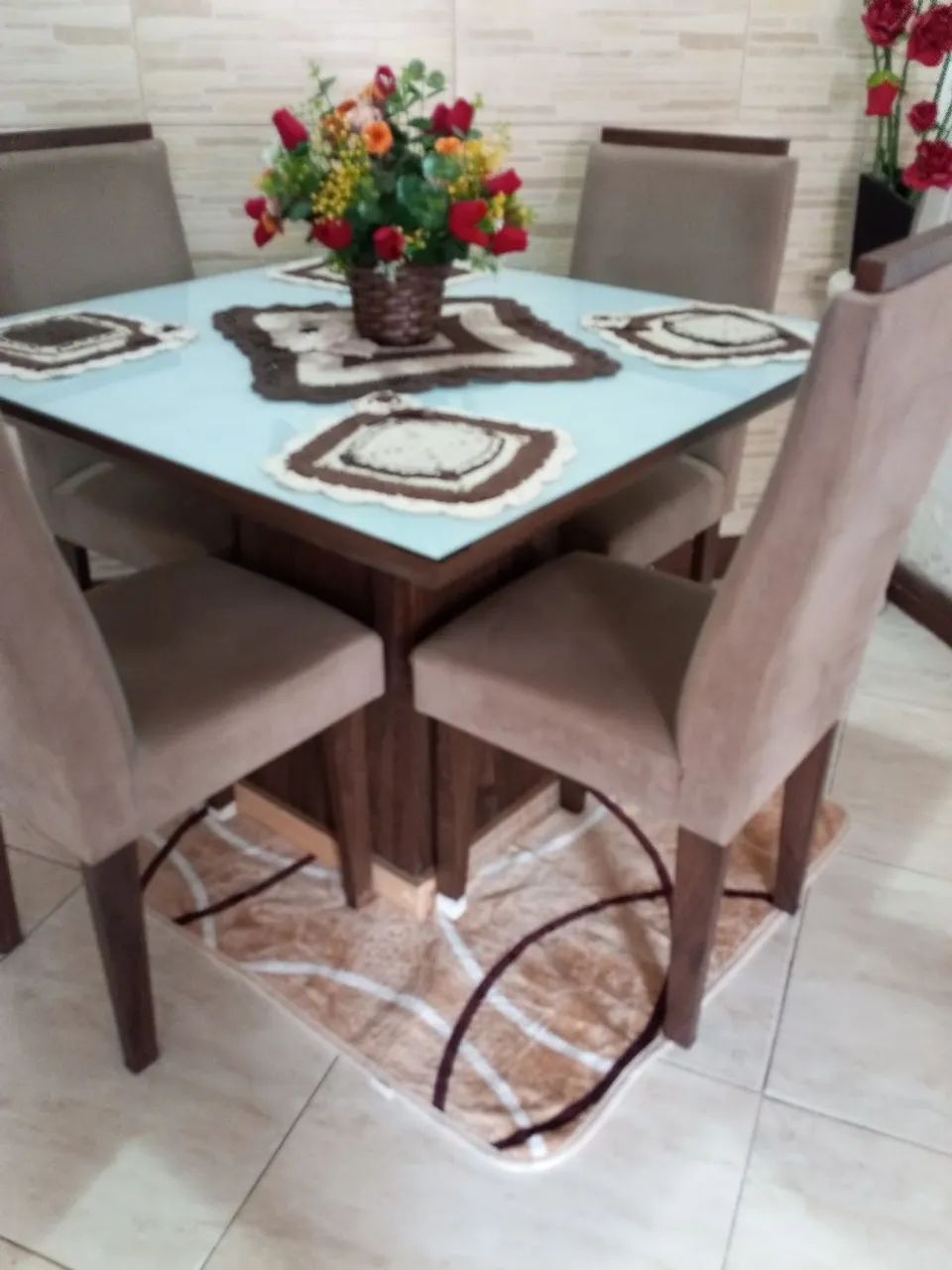 Mesa de jantar quatro cadeiras 