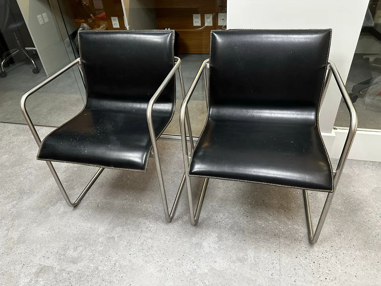 Poltronas em couro preta e aço inox - Foto 2