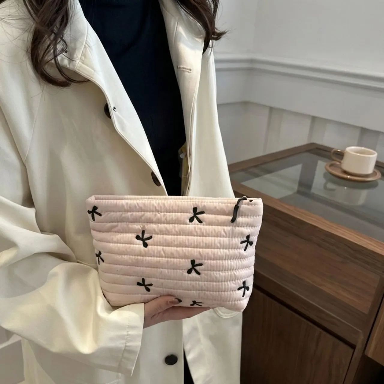 Necessaire Coquette Design Acolchoado com Laços Bordados - Foto 4