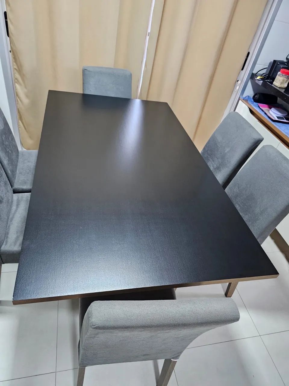 Mesa com 6 cadeiras estofadas 