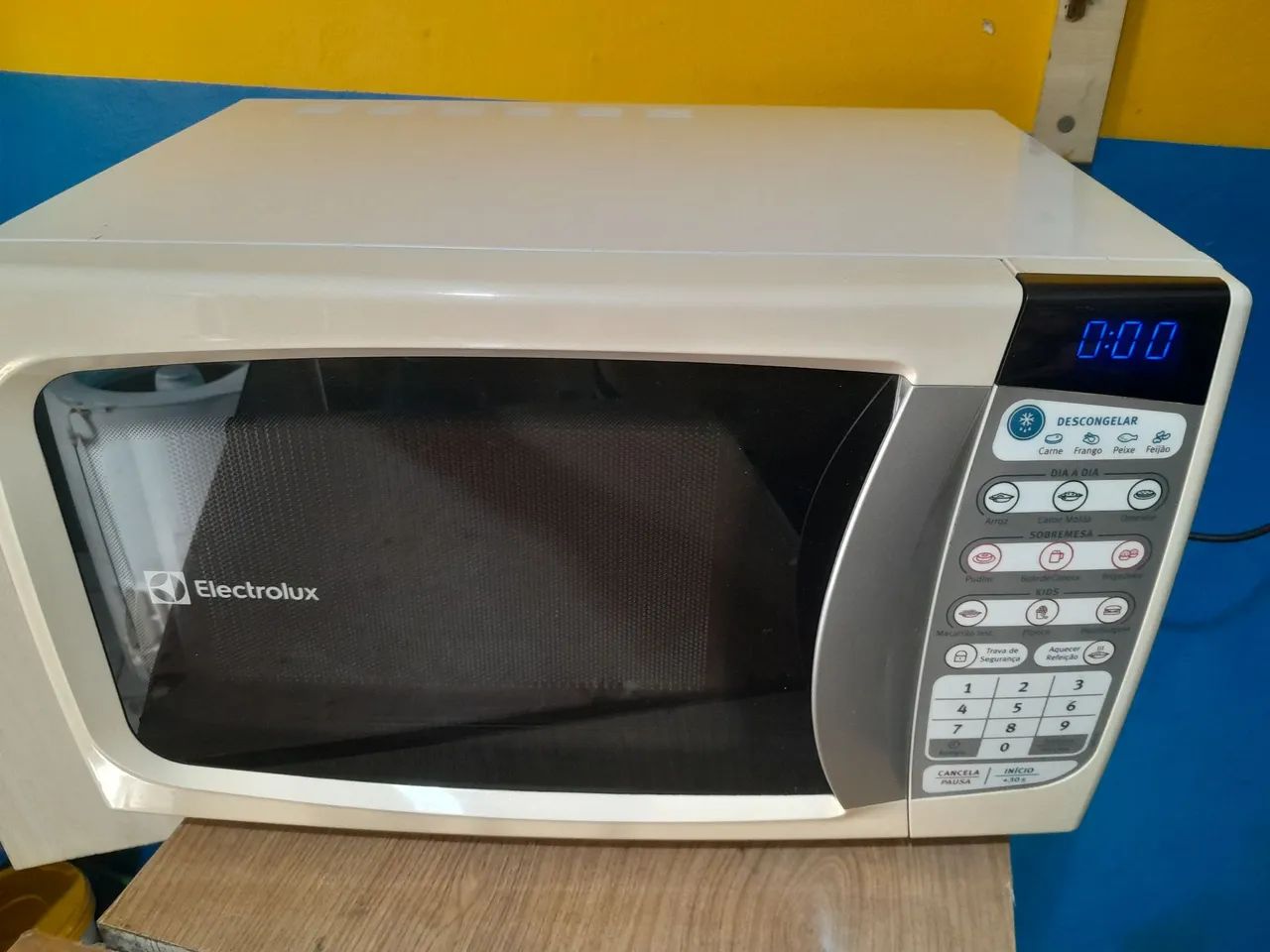Microondas eletrolux 25LTS COM GARANTIA  - Foto 3