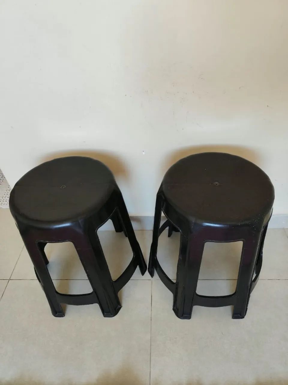 Bancos de plástico pretos - Foto 3