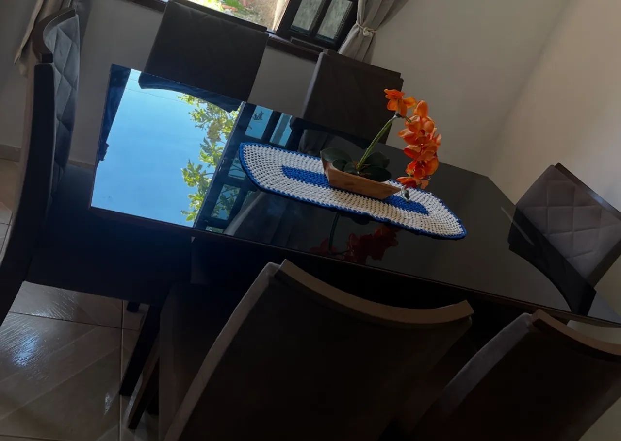 Vendo mesa c/ 6 cadeiras 