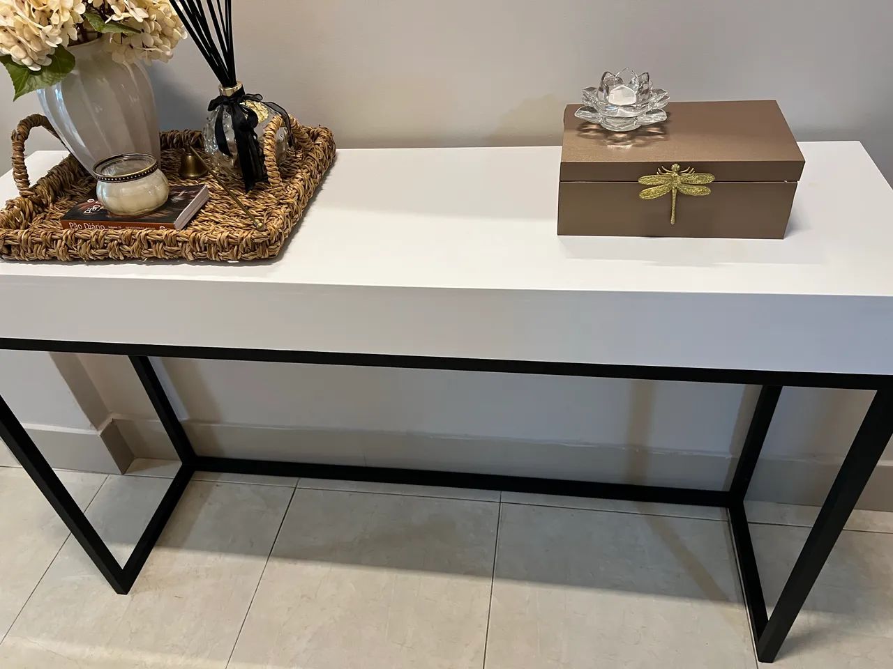 Vendo um aparador com espelho em perfeito estado e moderno 
