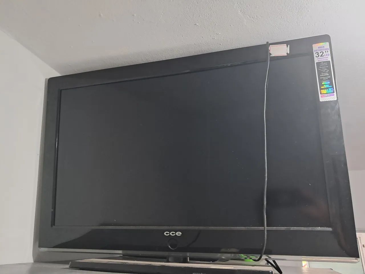 Televisão LED CCE de 32 polegadas com defeito.