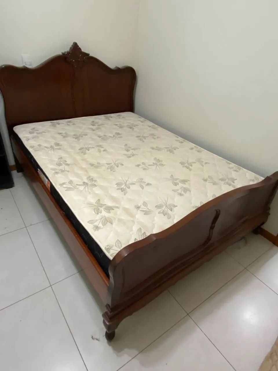 Cama de madeira maciça e colchão 