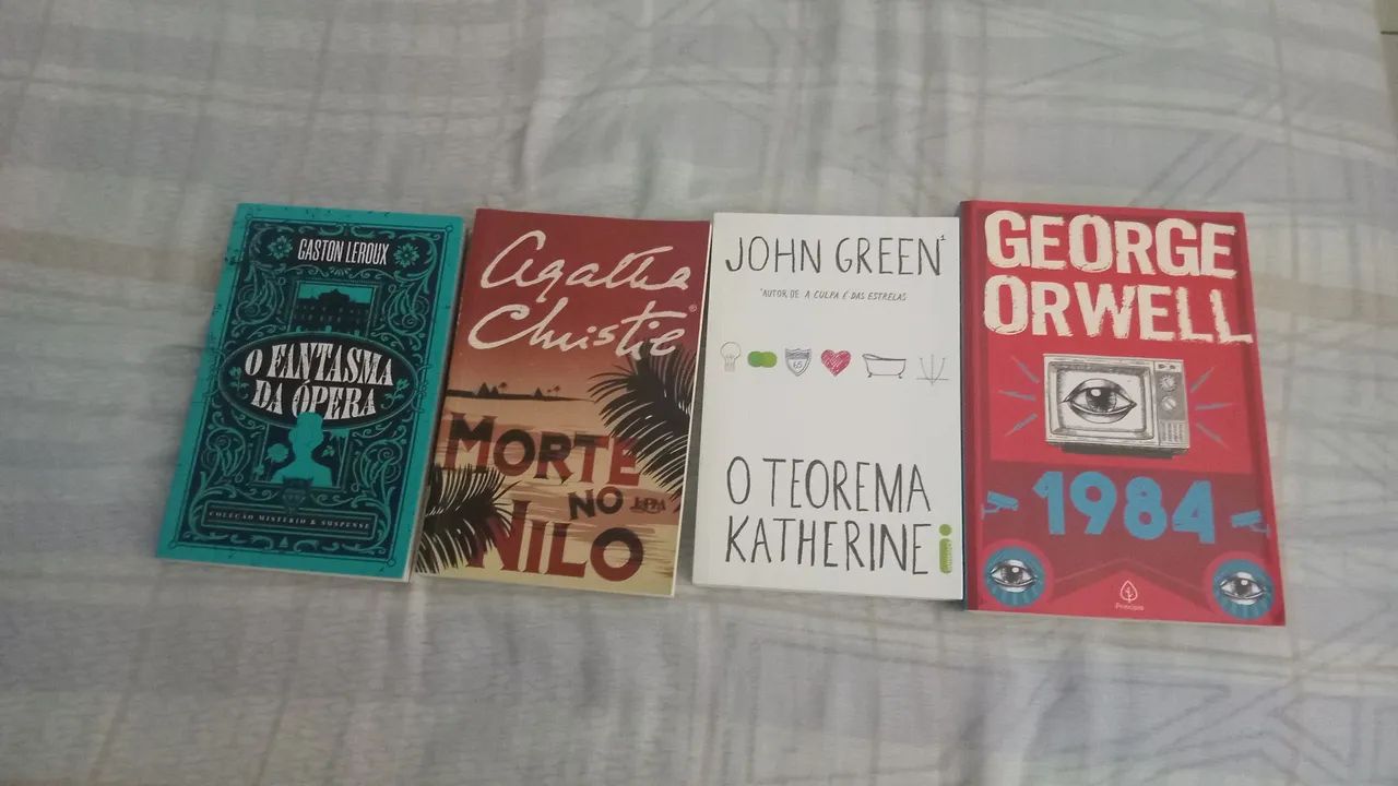04 Livros em ótimo estado.