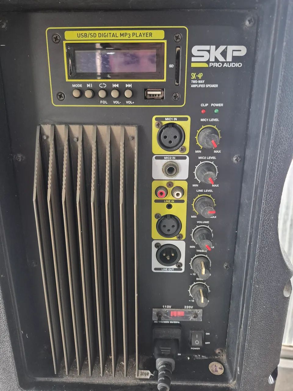 CAIXA DE SOM ATIVA SKP PRO AUDIO SK-4P (15 POLEGADAS / 250W RMS) + PEDESTAL TRIPÉ - Foto 4
