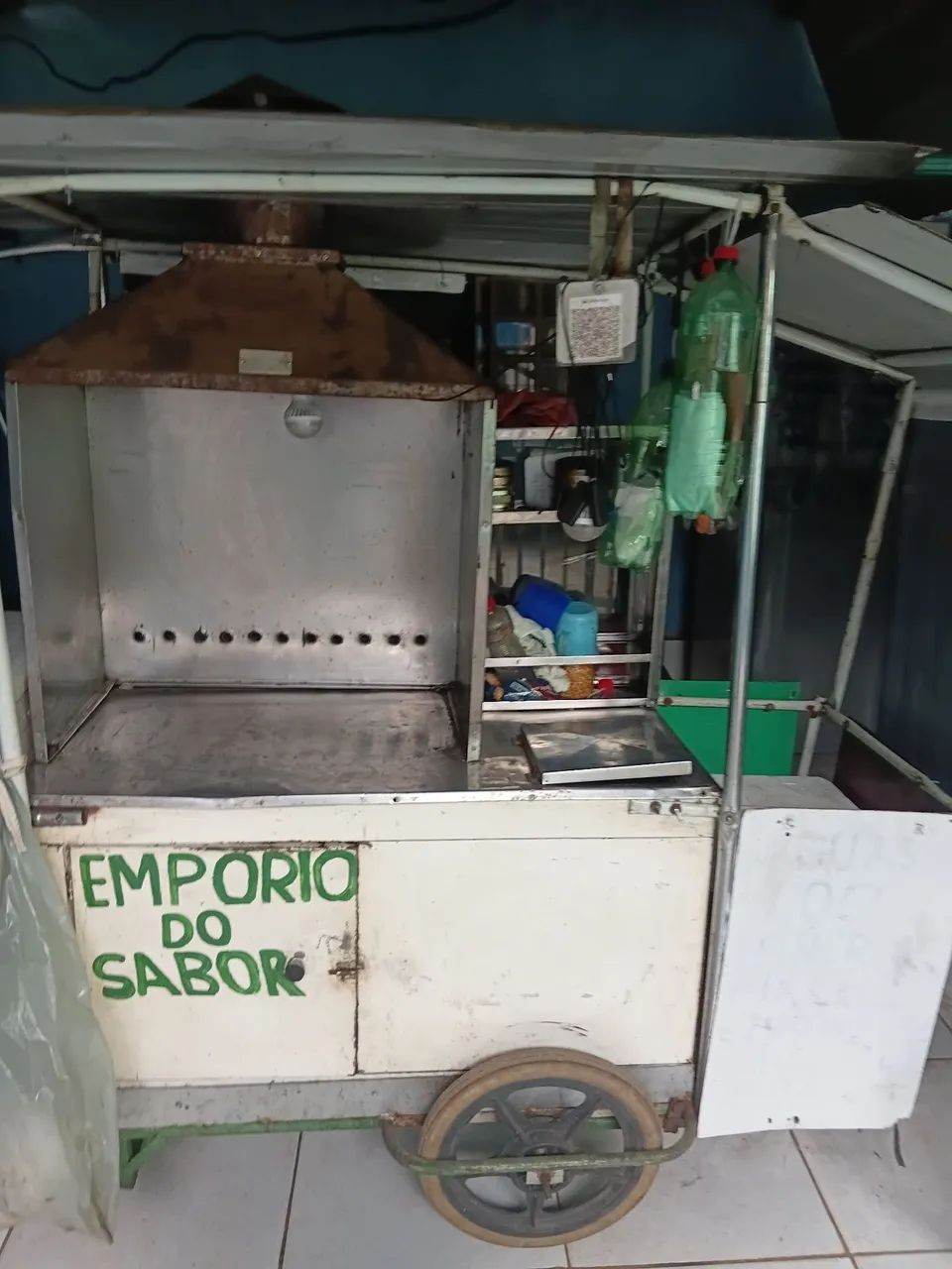 UM  Carrinho de   vendas pra churrasquinho e água de coco  pipoca 