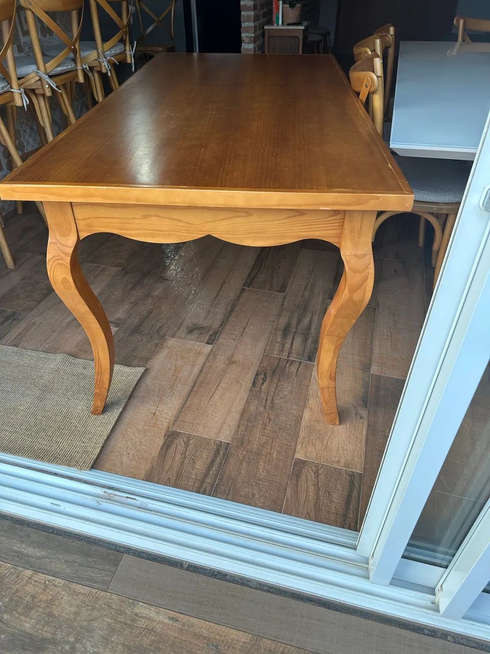 Mesa de madeira design clássica 