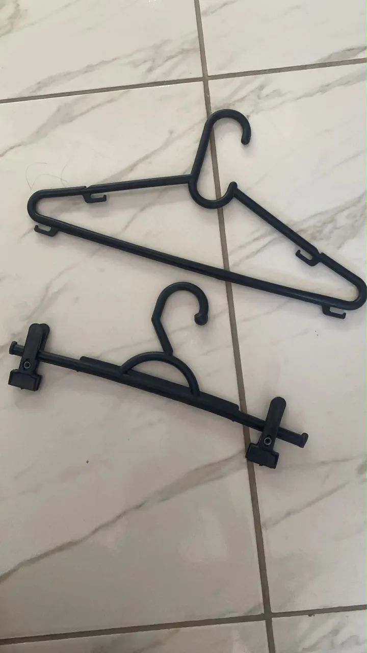 Cabides com e sem presilhas preto