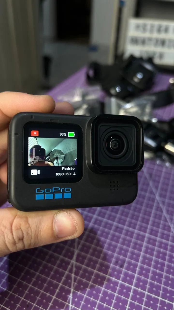 Gopro 11 Black com 3 baterias mais um monte de acessorio - Câmeras