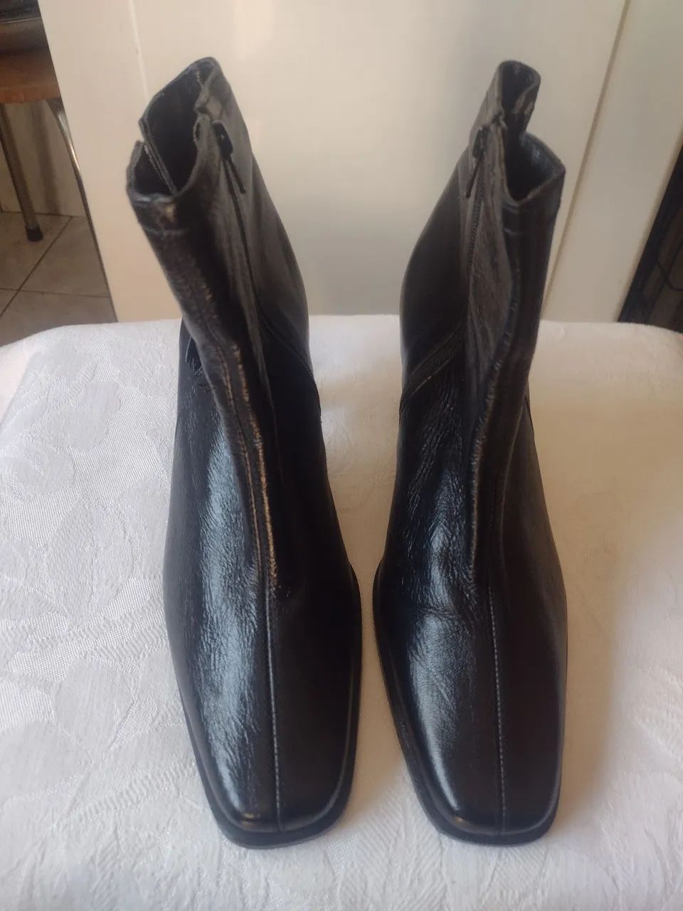 Par de botas de couro cor preta marca Amor Ella feminina  - Foto 2