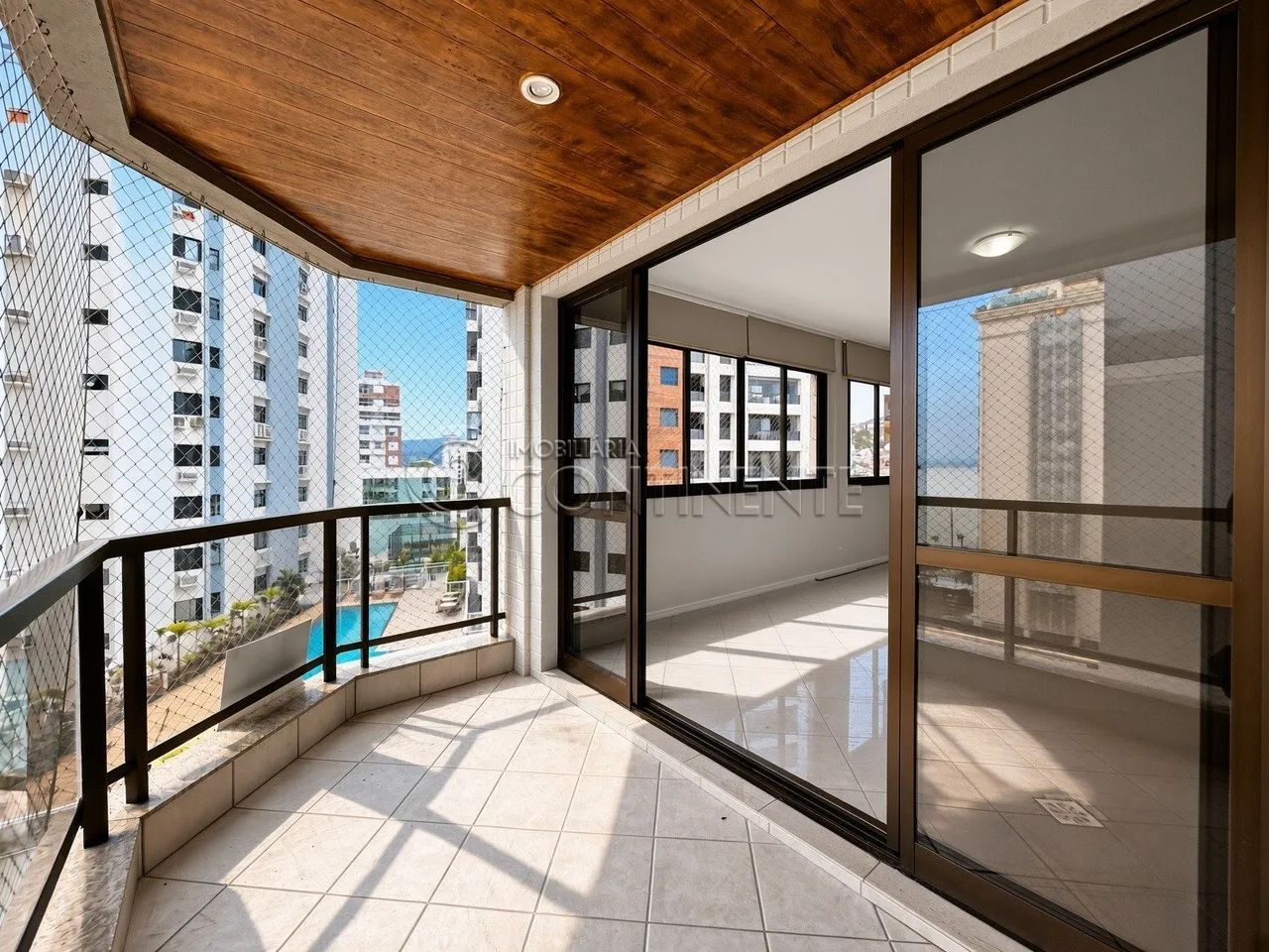 APARTAMENTO À VENDA NO CENTRO - 03 DORMITÓRIOS - 01 SUÍTE - 01 GARAGEM - Foto 2