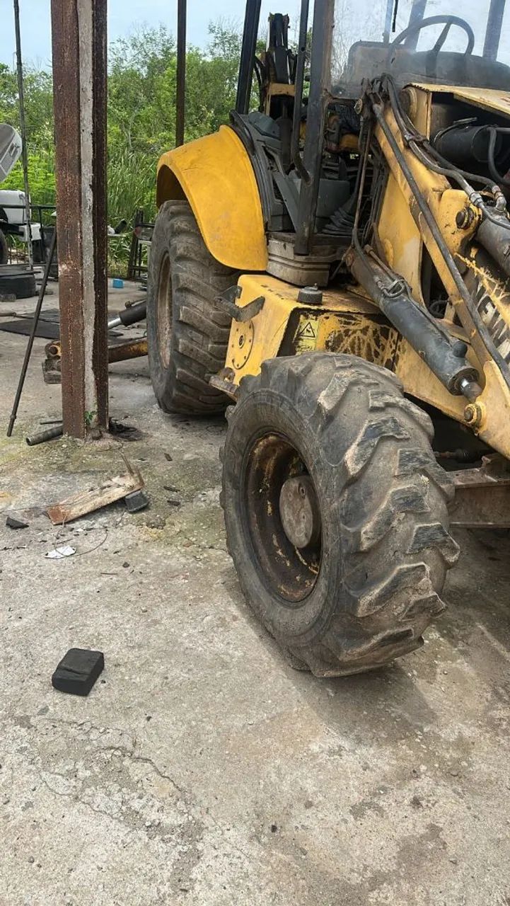 Retroescavadeira New Holland 2010/ 4x4/ - Foto 2