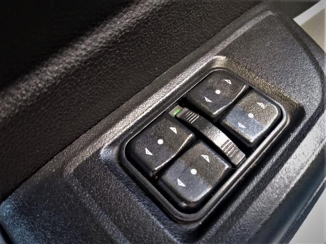 Gm - onix completo baixa km,1 dono,dh,ac,vte,air bag,dvd,estepe s/ uso,impecavel,placa a - Foto 11