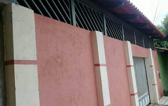Vende-se essa casa com um barracão nos fundos