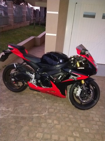 VENDO SRED COM APENAS 8.500 KM