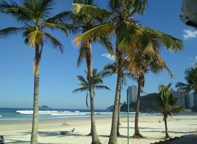 Casa em Guarujá, 04 dormitórios, localizada a uma quadra da praia - Foto 12
