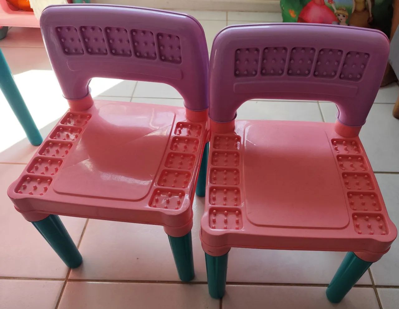 CONJUNTO MESA DE LETRINHAS C/ 2 CADEIRAS - Foto 3