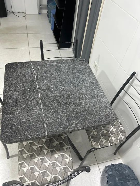 Mesa de marmore com 4 cadeiras - Foto 4
