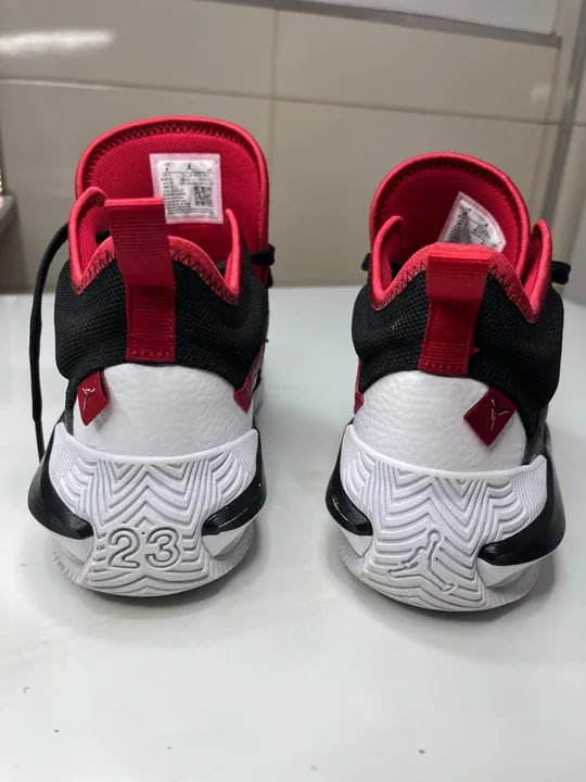 Tênis Jordan ORIGINAL MUITO NOVO - N39