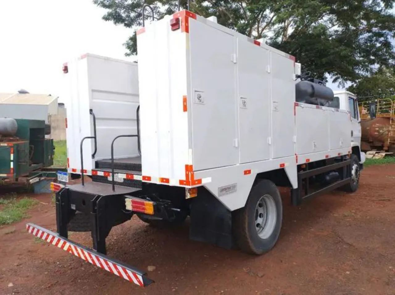 MB 1718 ano 2012, Toco, 4x2, Comboio com 4000 litros de Diesel, em SP - Foto 2