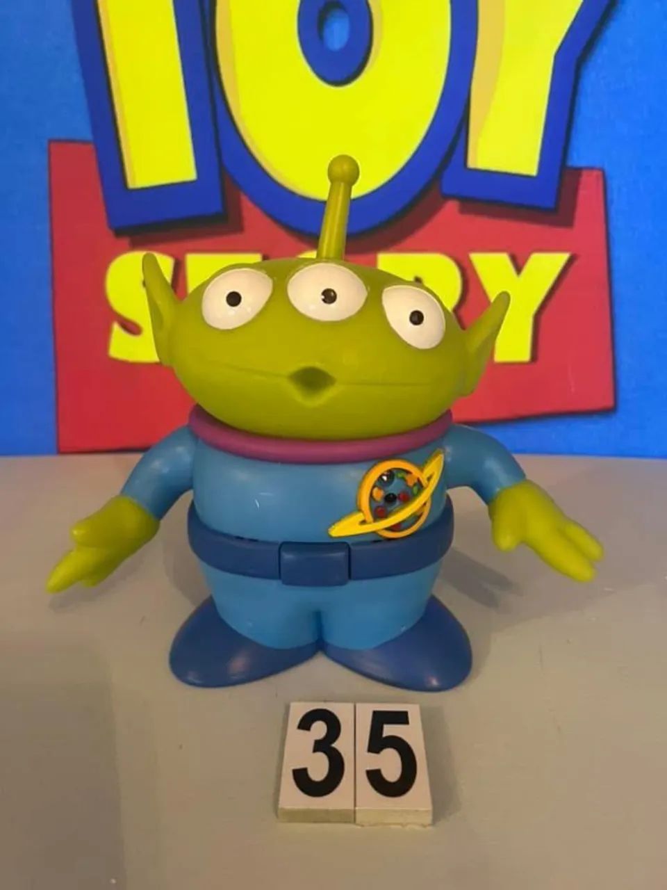 Alien Disney Store interativo