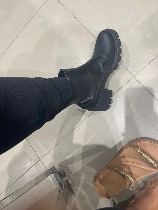 Bota de cano curto preta