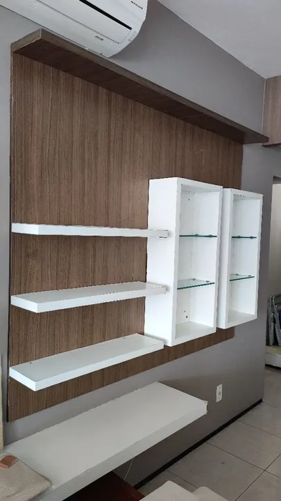 Rack com prateleiras em madeira e vidro